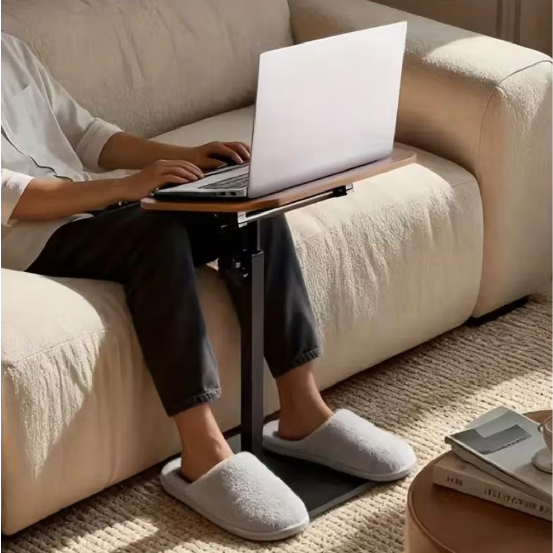 Bureau utilisé sur le canapé pour télétravail